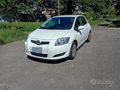 Second-hand Toyota Auris 97 CP (71 kW) 2008 Alb Hatchback
