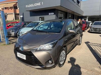 Usata Toyota Yaris Hybrid Cool 73 CV (53 kW) 2019 Grigio Berlina