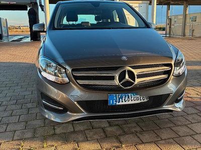 Usata Mercedes B180 Premium 109 CV (80 kW) 2017 Grigio Monovolume