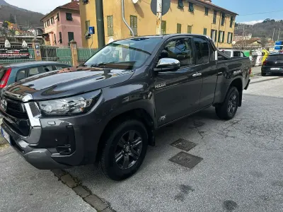 Usata Toyota HiLux Lounge 150 CV (110 kW) 2023 Grigio Pick-up