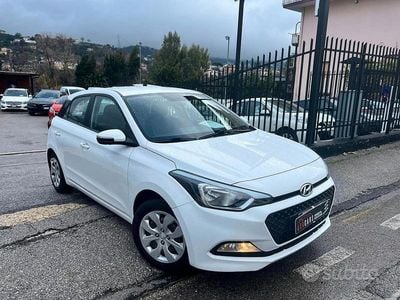 Usata Hyundai i20 Comfort 75 CV (55 kW) 2015 Bianco Berlina