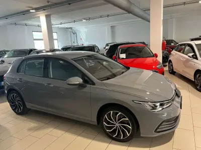 Gebraucht VW Golf VIII Style 131 PS (96 kW) 2024 Grau Limousine