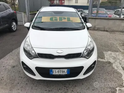 Usata Kia Rio City 85 CV (62 kW) 2013 Bianco Berlina