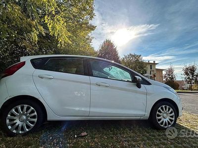 Usata Ford Fiesta 82 CV (60 kW) 2010 Bianco Berlina