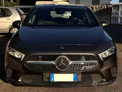 Usado Mercedes A180 Business 116 CV (85 kW) 2019 Gris Berlina