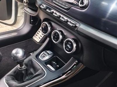 Usata Alfa Romeo Giulietta Distinctive 140 CV (102 kW) 2012 Bianco Utilitaria