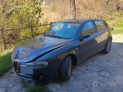 Usata Alfa Romeo 147 120 CV (88 kW) 2006 Grigio Utilitaria
