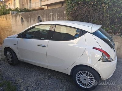Usata Lancia Ypsilon 60 CV (44 kW) 2016 Bianco Utilitaria