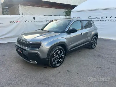 Begagnad Jeep Avenger Summit 101 HK (74 kW) 2025 Grå SUV