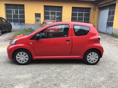 Usata Toyota Aygo Sol 68 CV (50 kW) 2009 Rosso Utilitaria