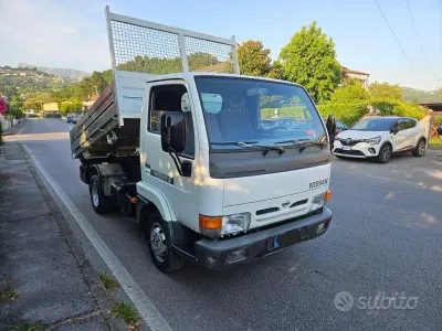 Usata Nissan Cabstar 106 CV (77 kW) 2002 Bianco Pick-up