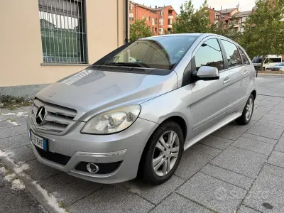 Usata Mercedes B180 Executive 109 CV (80 kW) 2010 Grigio Monovolume
