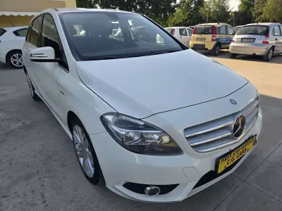 Usata Mercedes B180 Premium 122 CV (89 kW) 2012 Bianco Utilitaria