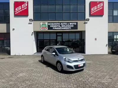 Usata Kia Rio EX 90 CV (66 kW) 2012 Grigio Berlina