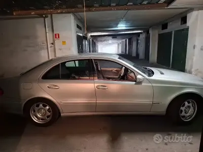 Usata Mercedes E220 150 CV (110 kW) 2003 Grigio Berlina