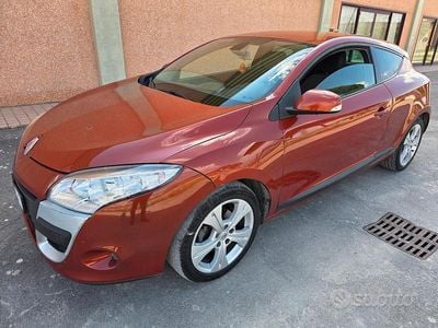 Begagnad Renault Mégane Coupé Dynamique 2009 Röd Sportkupé