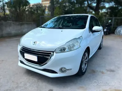 Usata Peugeot 208 Allure 68 CV (50 kW) 2014 Bianco Utilitaria
