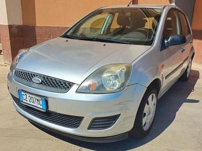 Begagnad Ford Fiesta Ghia 67 HK (49 kW) 2006 Grå Halvkombi