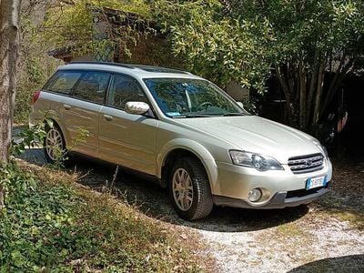Usado Subaru Outback 165 CV (121 kW) 2005 Marrón Familiar