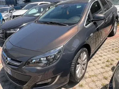 Usata Opel Astra Cosmo 131 CV (96 kW) 2012 Grigio Station wagon