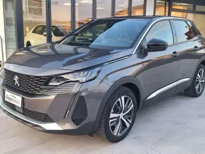 Usata Peugeot 3008 Allure 131 CV (96 kW) 2023 Grigio scuro metallizzato SUV