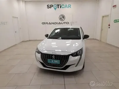 Begagnad Peugeot 208 Active 75 HK (55 kW) 2023 Vit Halvkombi