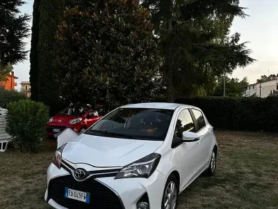 Usata Toyota Yaris Active 69 CV (50 kW) 2015 Bianco Utilitaria