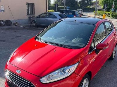 Begagnad Ford Fiesta Titanium 80 HK (58 kW) 2015 Röd Halvkombi