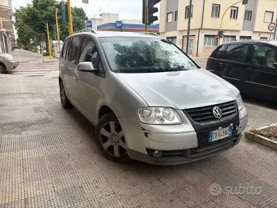 Begagnad VW Touran 105 HK (77 kW) 2005 Grå Minibuss