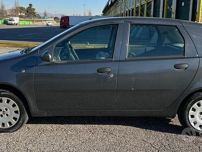 Usado Fiat Punto 80 CV (58 kW) 2010 Gris Utilitario