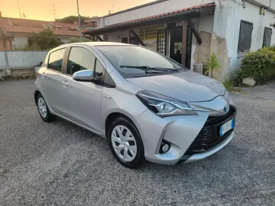 Usata Toyota Yaris Hybrid Active 73 CV (53 kW) 2019 Argento Berlina