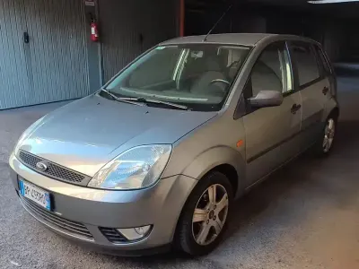 Usata Ford Fiesta Zetec 80 CV (58 kW) 2002 Grigio Utilitaria