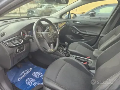 Usado Opel Astra 110 CV (80 kW) 2017 Gris Familiar