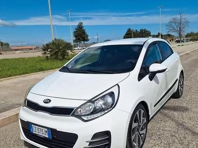 Usata Kia Rio 90 CV (66 kW) 2015 Bianco Berlina