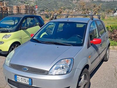 Usata Ford Fiesta 68 CV (50 kW) 2002 Grigio Utilitaria