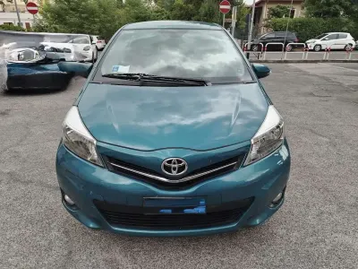 Usata Toyota Yaris Trend 69 CV (50 kW) 2013 Blu/azzurro Utilitaria