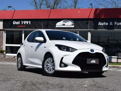 Usado Toyota Yaris Hybrid Business Edition 92 CV (67 kW) 2021 Blanco Berlina