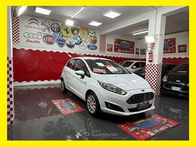 Usata Ford Fiesta Titanium 97 CV (71 kW) 2013 Bianco Utilitaria