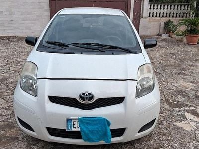 Usata Toyota Yaris 65 CV (47 kW) 2010 Bianco Berlina