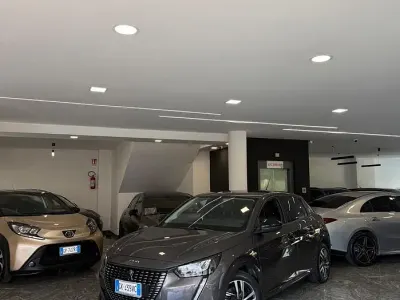Usata Peugeot 208 Allure 102 CV (75 kW) 2022 Grigio Utilitaria