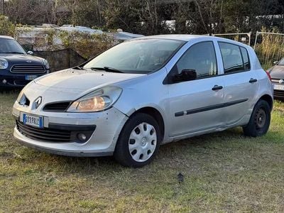Usata Renault Clio II Luxe 75 CV (55 kW) 2006 Argento Berlina