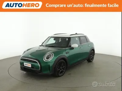 Begagnad Mini Cooper Essential 136 HK (100 kW) 2023 Grön Halvkombi