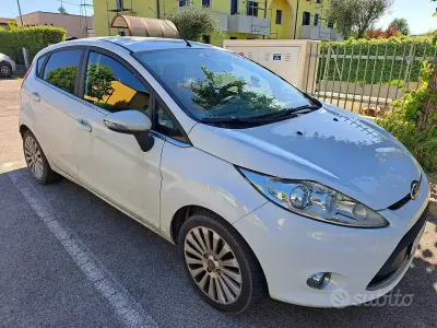 Usata Ford Fiesta 97 CV (71 kW) 2009 Bianco Berlina