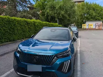 Usata Peugeot e-2008 61 kW (84 CV) 2025 Blu SUV