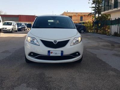 usata Lancia Ypsilon 1.3 MJT 16V 95 CV 5 porte S&S Silver