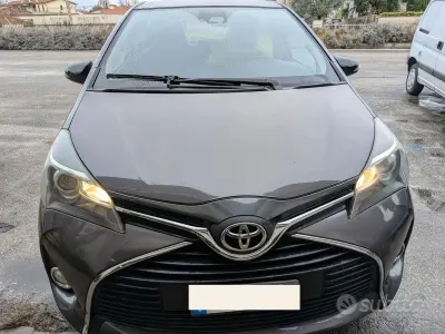 Usata Toyota Yaris Active 69 CV (50 kW) 2017 Grigio Berlina