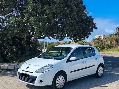 Usata Renault Clio III 68 CV (50 kW) 2010 Bianco Utilitaria