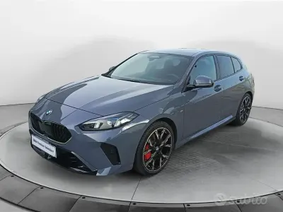 Begagnad BMW 118 M Sport 150 HK (110 kW) 2025 Storm bay metallizzato Halvkombi