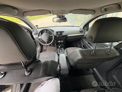 Usata Opel Astra 110 CV (80 kW) 2009 Nero Station wagon