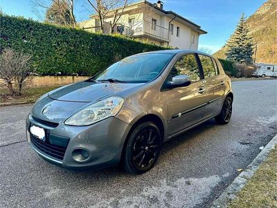 Grigio Usata 2010 Renault Clio II Dynamique Berlina | 4500 € (Buon prezzo)